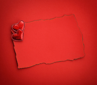 两个装饰的心是纸的在张红色上