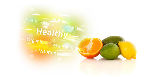 多彩多汁的水果与健康文本和标志