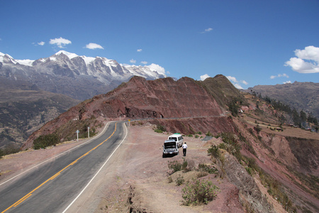 汽车停在盘山公路