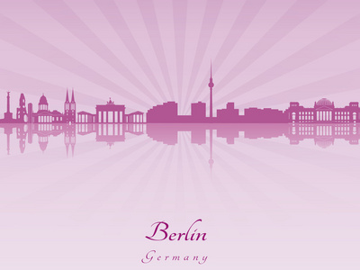 紫色的辐射兰花的柏林天际线