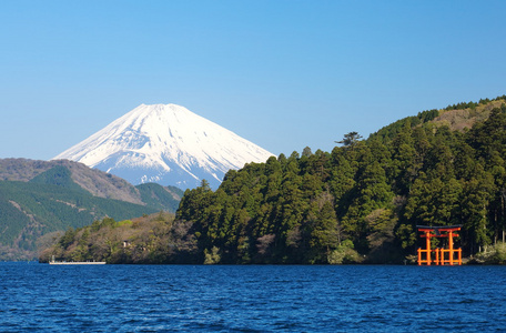 在冬季的富士山和阿希湖