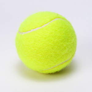 灰色的背景上孤立的网球球