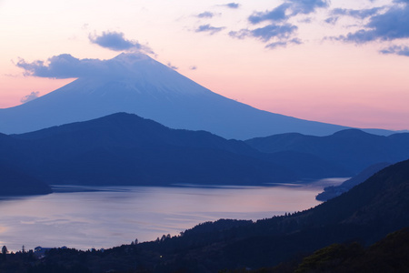 在冬季的富士山和阿希湖