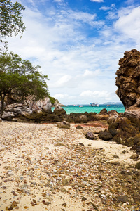 tayai 在春武里兰岛的海滩上的岩石