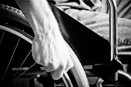 男手轮的双语法例咨询委员会和白坐在轮椅上的特写镜头