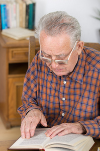 老年人老花镜图片