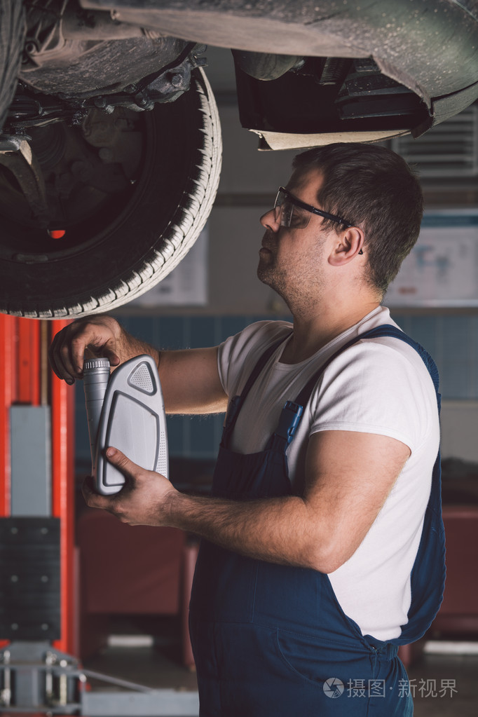 从事汽车维修服务的汽车修理工