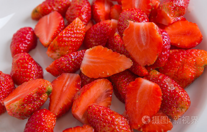 将切成块的新鲜草莓