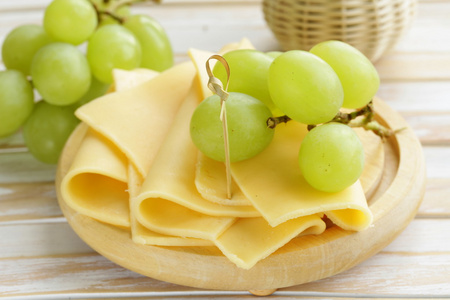 奶酪配上一块木板绿葡萄