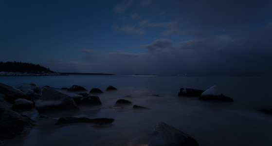 海洋岩石海岸的夜景图片