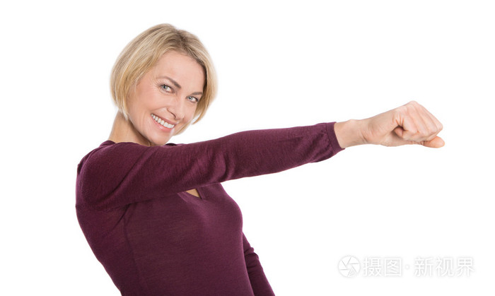 伸出一只的胳膊和拳头放在wh孤立幸福成熟女人