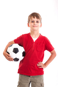 可爱的男孩握着足球球