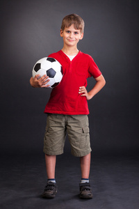 男孩握着足球球