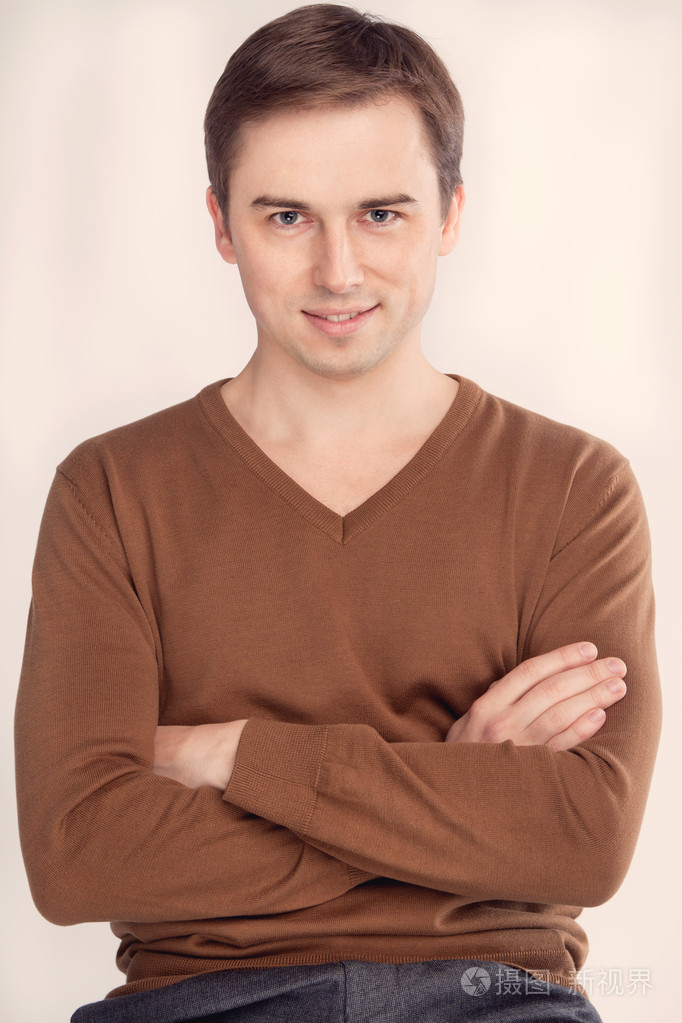 一个人的肖像他的双手交叉在胸前