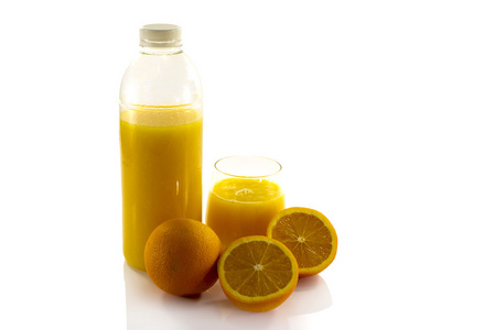 瓶子和杯子用新鲜橙汁