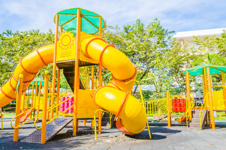 室外儿童游乐场图片