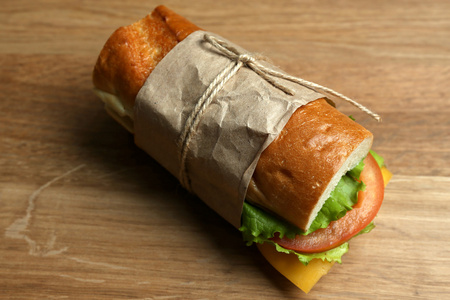 新鲜和美味的三明治，木制的背景上