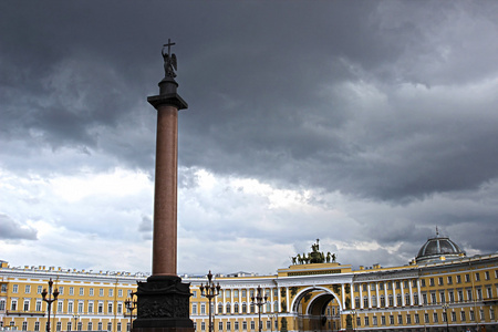 布达拉宫广场和亚历山大列在圣彼得斯堡