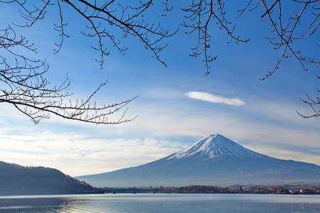 富士山在冬天的早晨从山梨县湖河口