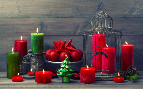 圣诞节背景与鸟笼和燃烧的蜡烛