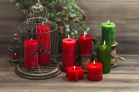 老式圣诞节装饰鸟笼和红蜡烛