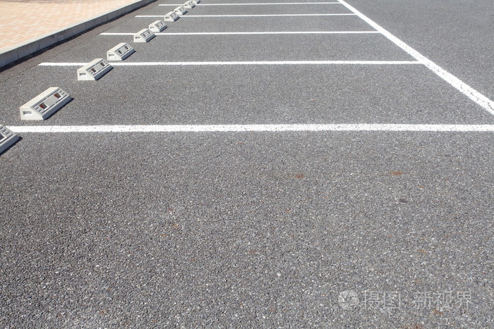 汽车停车场在户外与白色标记