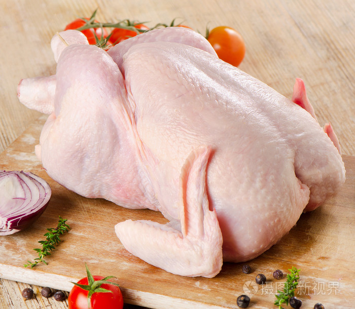 在一张桌子上整个生鸡肉
