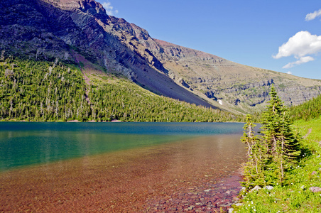 多彩的高山湖泊的夏日，