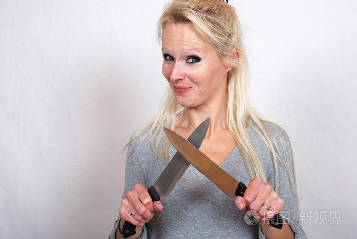 带刀的女人
