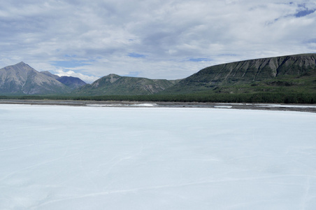雅库特河河段中的永久冰域
