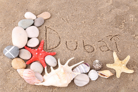 Inschrift Dubai im nassen Sand closeupHintergrund湿砂特写背景题字迪拜