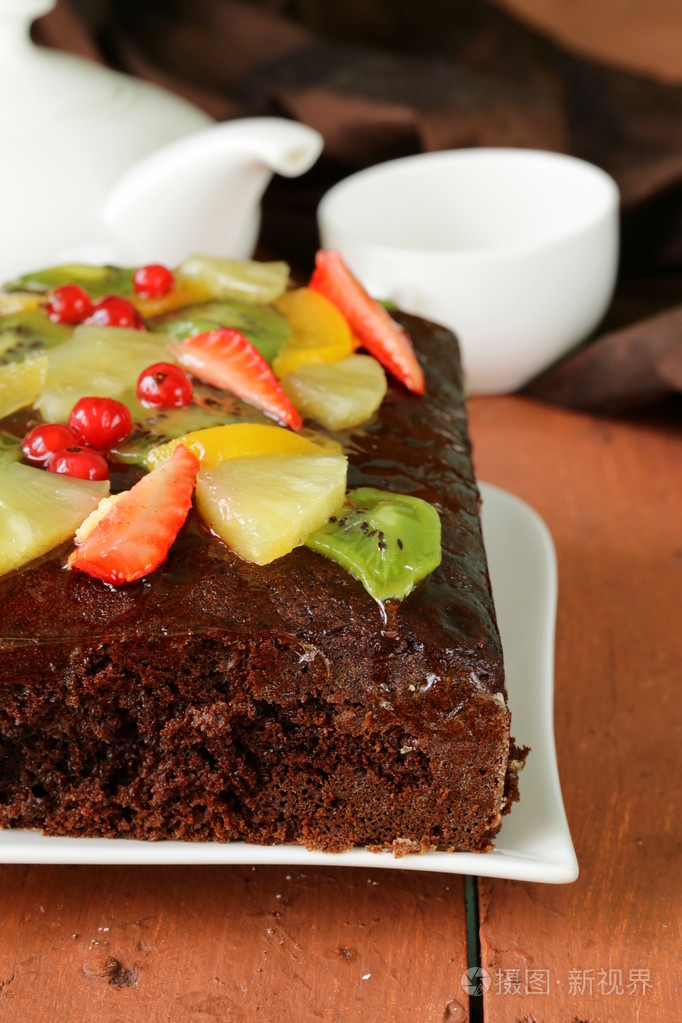 巧克力布朗尼蛋糕装饰着不同种类的水果