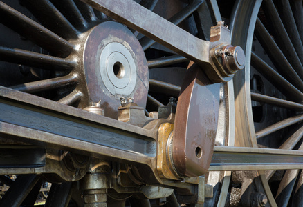 在旧蒸汽机车驱动连杆机构的详细信息照片