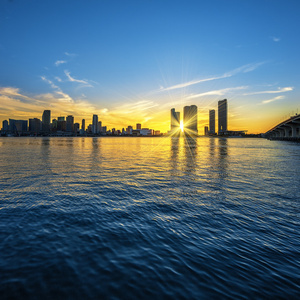 佛罗里达州的迈阿密，夕阳与商业和住宅楼宇