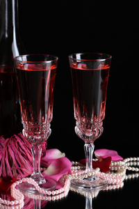 有眼镜 瓶和孤立的黑色背景上的玫瑰粉红酒的组成