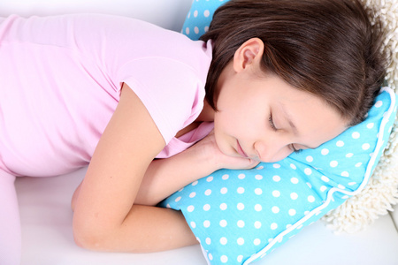漂亮的小女孩睡着了,特写照片
