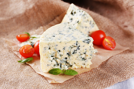 美味的蓝奶酪，番茄 罗勒 粗麻布背景