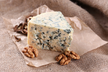 麻布背景上的果仁，美味的蓝奶酪
