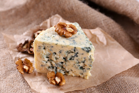 麻布背景上的果仁，美味的蓝奶酪