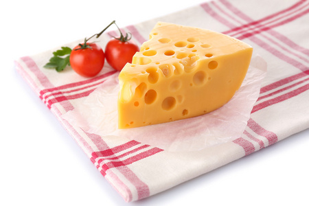 一块奶酪和番茄的颜色餐巾，白色上孤立