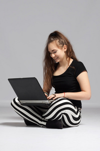 十几岁的女孩用的笔记本电脑