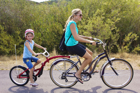 家庭享受骑自行车