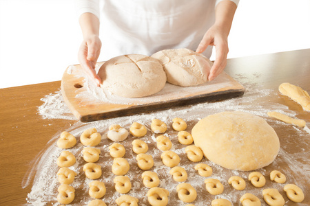 发酵的面团面包和面包圈
