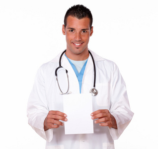 男性的西班牙裔医生抱着一张空白的卡片