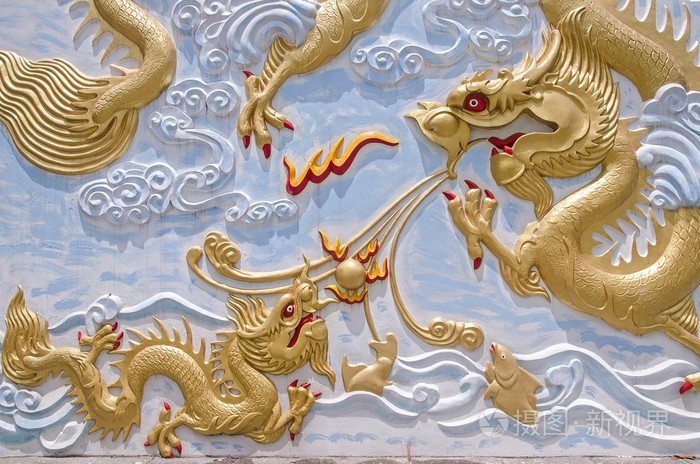 中国的金龙雕像在墙上