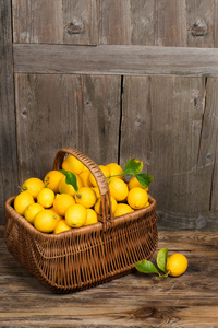 在篮子里的柠檬