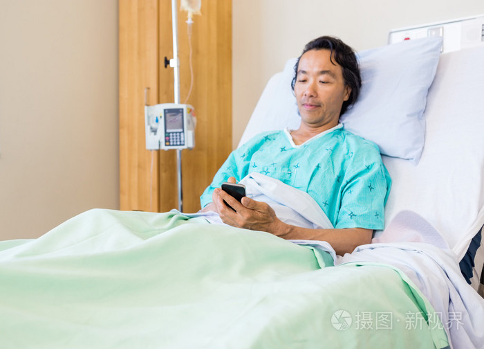 病人在医院的床上用手机