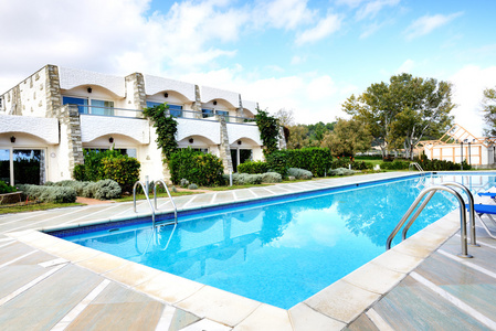 泳池的别墅在豪华的酒店 哈尔基迪基 希腊