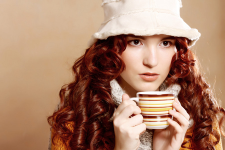 年轻漂亮的女人喝咖啡