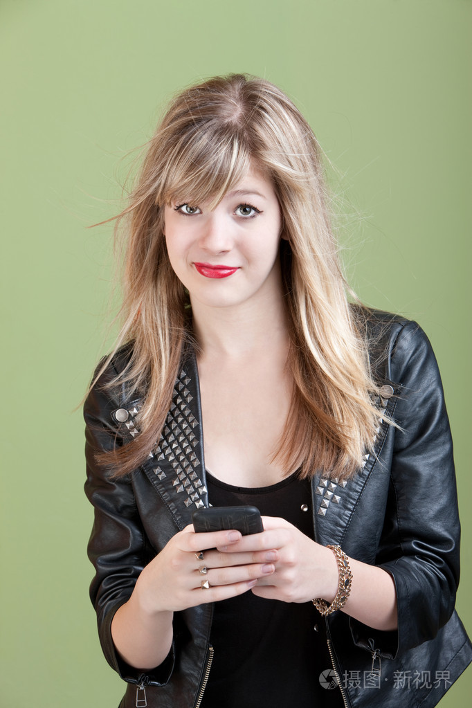 女孩,凌乱的头发和智能手机或音频设备